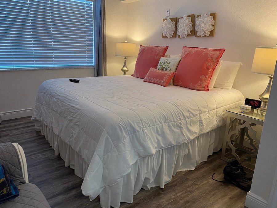Sea Spray Inn — Guest room