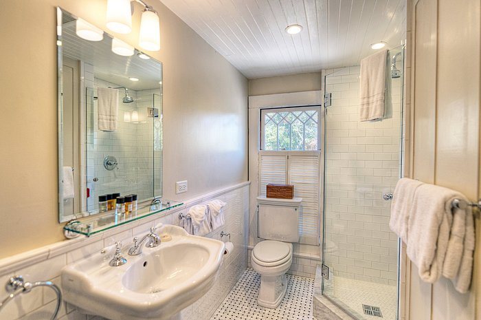 Sea View Inn — Bathroom