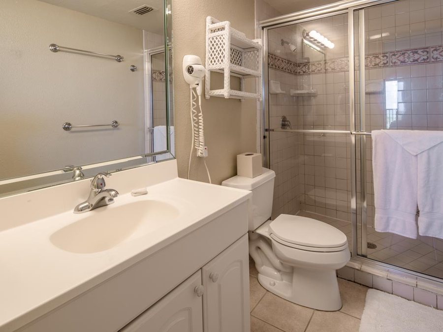 Seabreeze Beach Resort — Bathroom