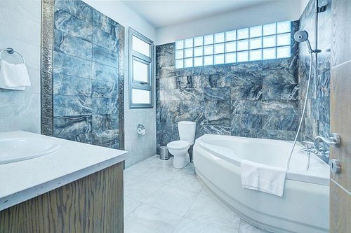 Seafront Protaras Luxury Resort — Bathroom