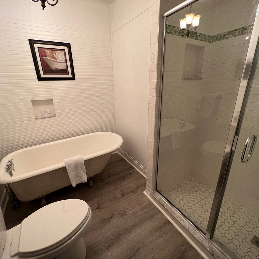 SeaGlass Inn Bed and Breakfast — Bathroom