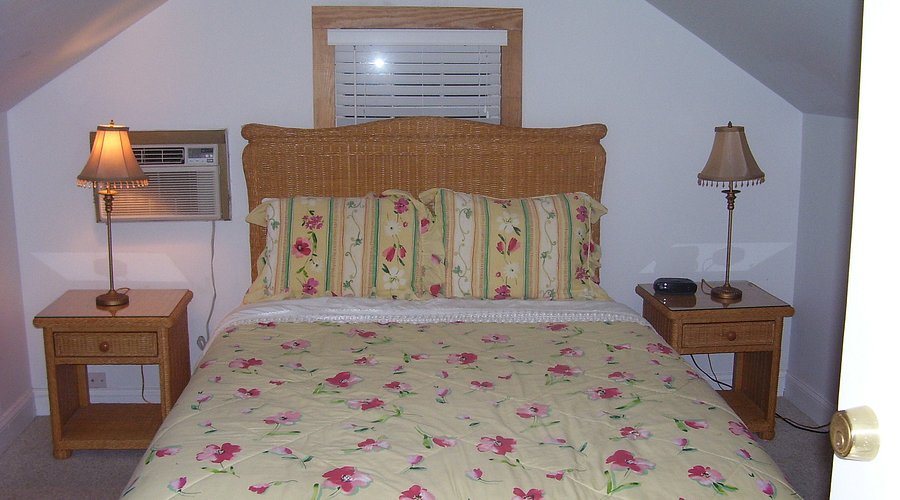 Seaport Inn — Guest room