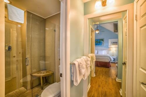 Seascape Tropical Inn — Bathroom