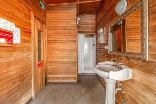 Seashore Inn on the Beach — Bathroom