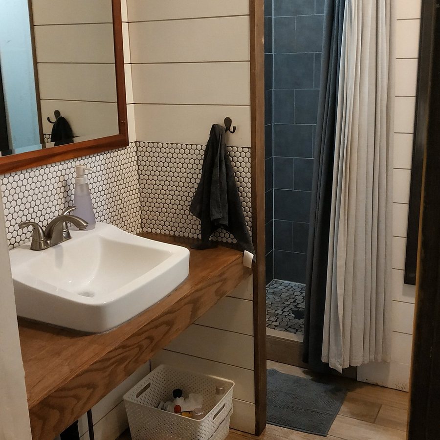 Seaside Hawaiian Hostel — Bathroom