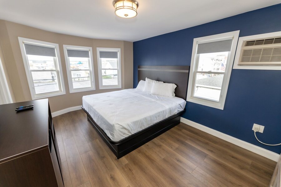 Seaside Sands Inn — Guest room