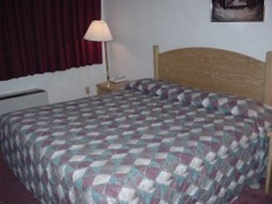 SeaTac Crest Motor Inn — Guest room