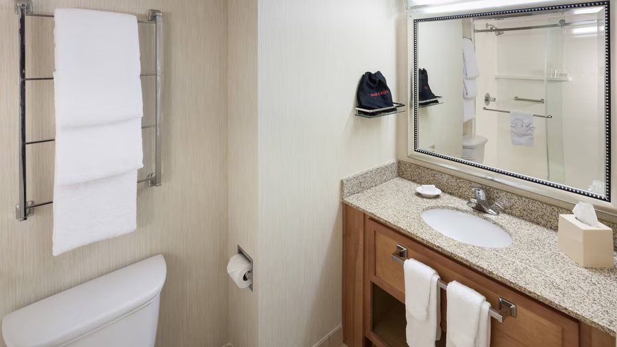Seattle Gaslight Inn — Bathroom