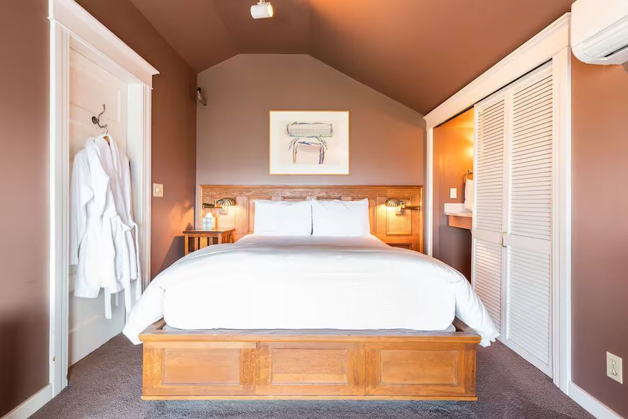 Seattle Gaslight Inn — Guest room