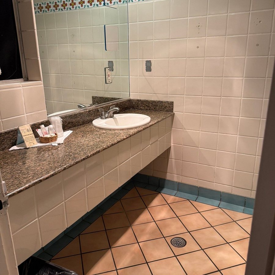 Seaway Motel Los Angeles California — Bathroom