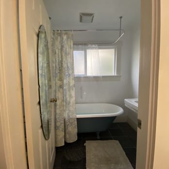 Secret Garden Inn Cottages — Bathroom