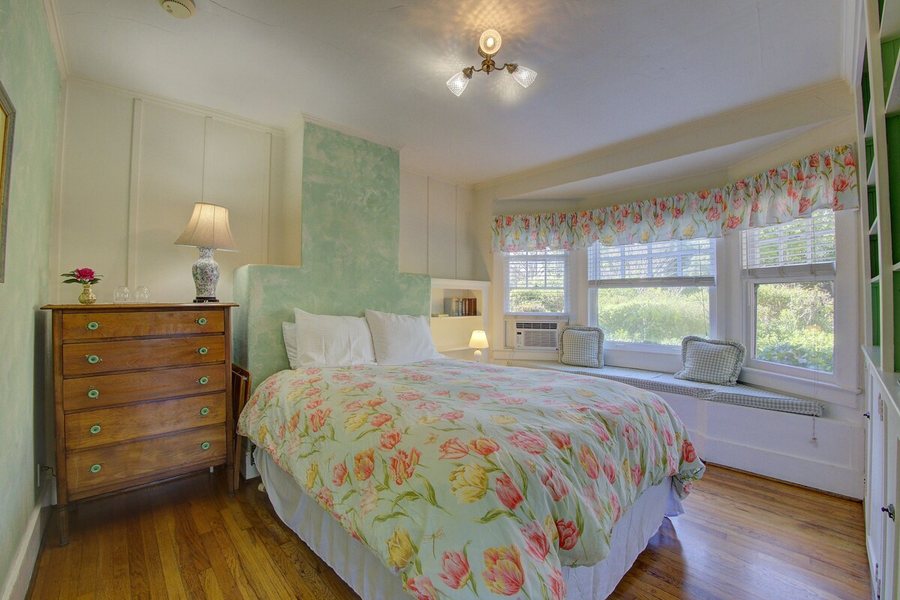 Secret Garden Inn Cottages — Guest room