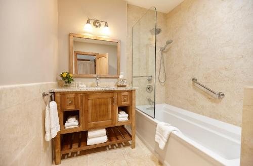 Seesaw s Lodge — Bathroom