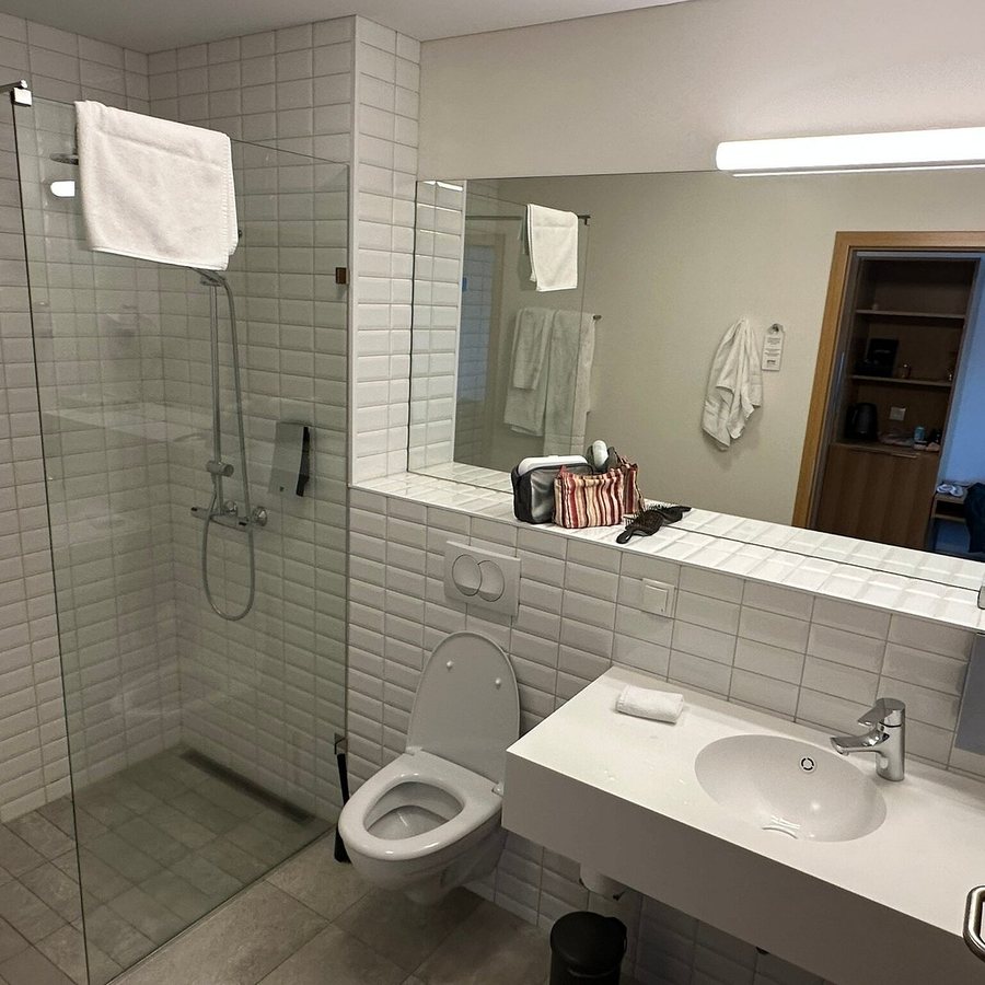 Seldovia Boardwalk Hotel — Bathroom