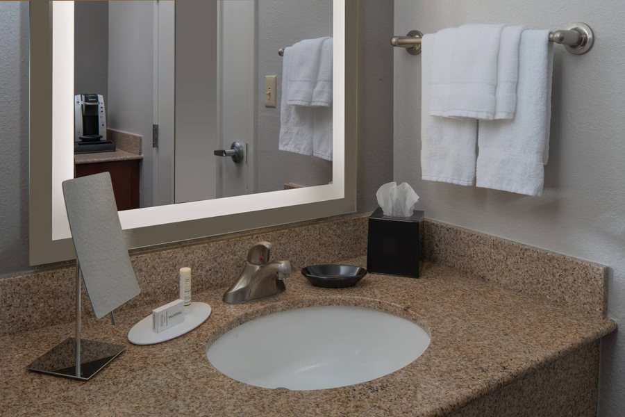 Select Suites Jacksonville North — Bathroom
