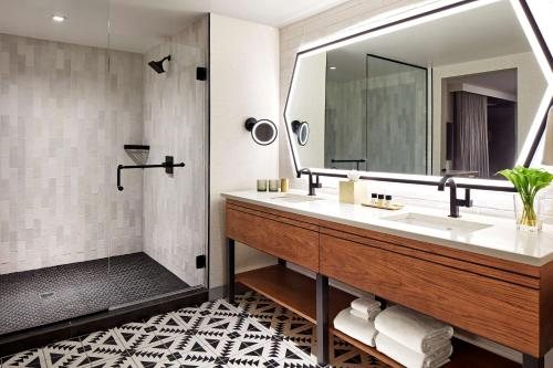 Senna House Hotel Scottsdale Curio Collection by Hilton — Bathroom
