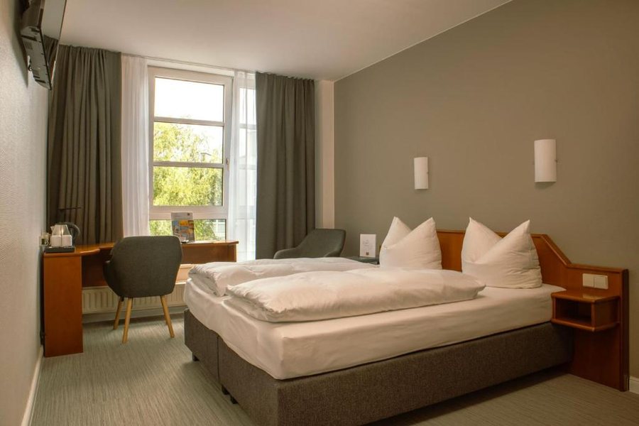 SensCity Hotel Berlin Spandau — Guest room
