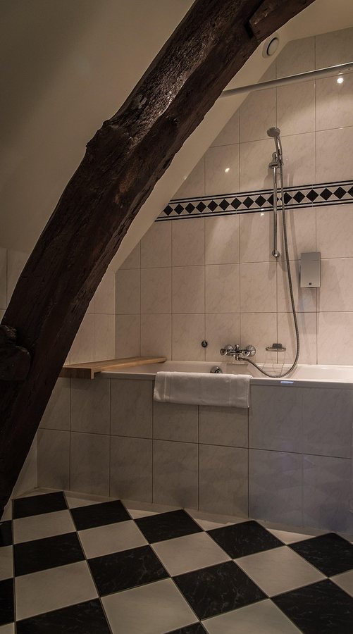 Sephs Hotel — Bathroom