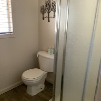 Sequoia Lodge — Bathroom