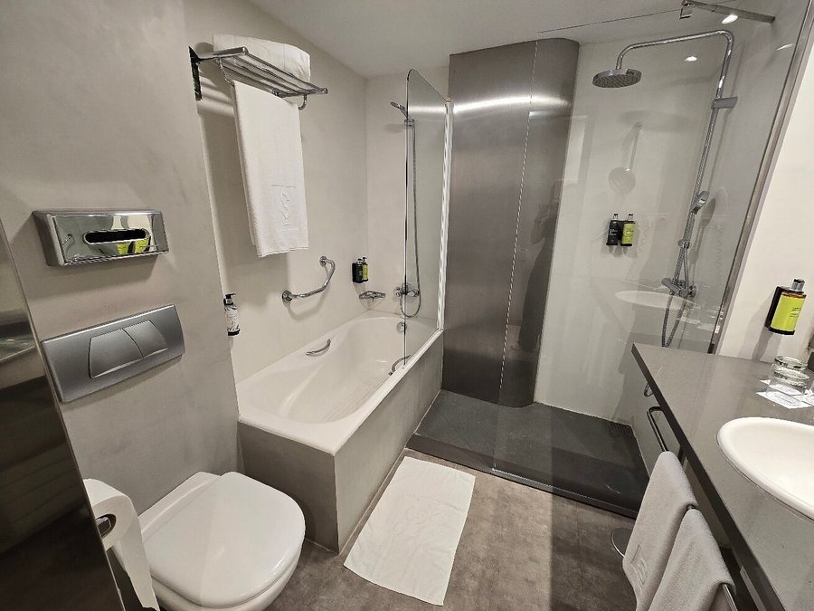 Sercotel Caspe Barcelona Catalonia — Bathroom