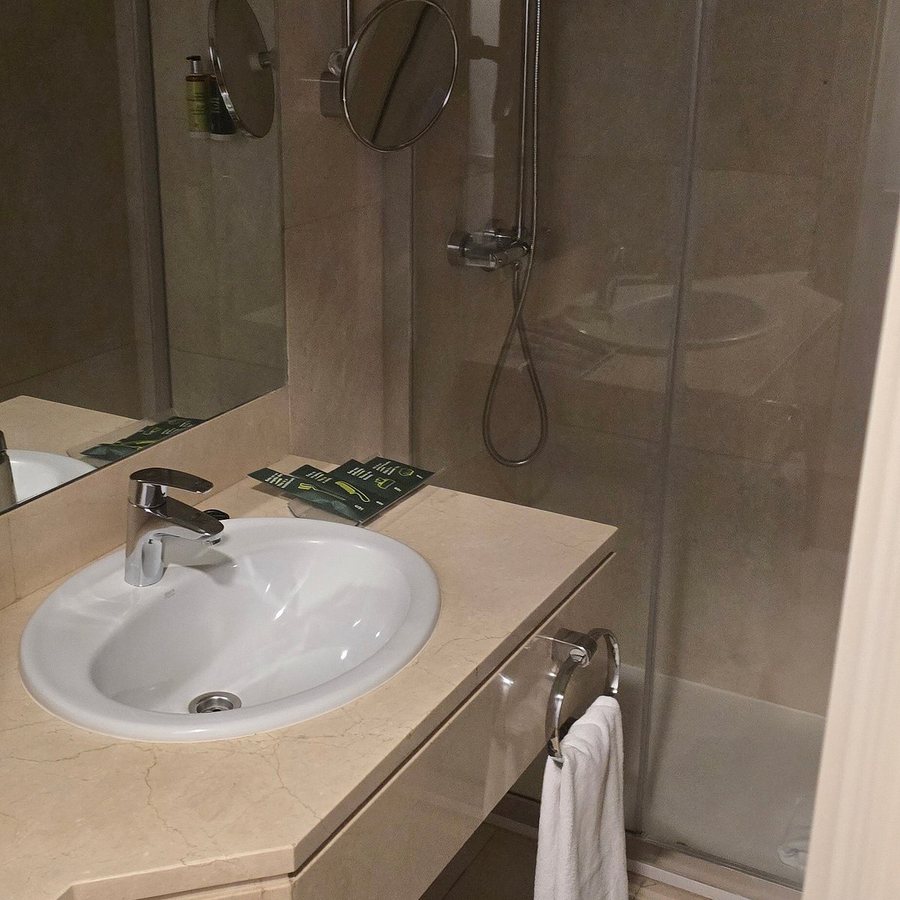 Sercotel Gran Hotel Conde Duque — Bathroom
