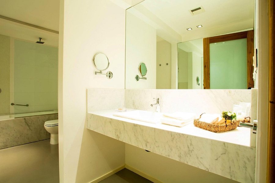 Serena Inn Suites Sundance — Bathroom