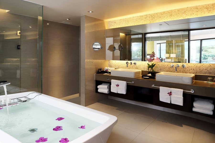 Serenity Lakeside Boutique Resort — Bathroom