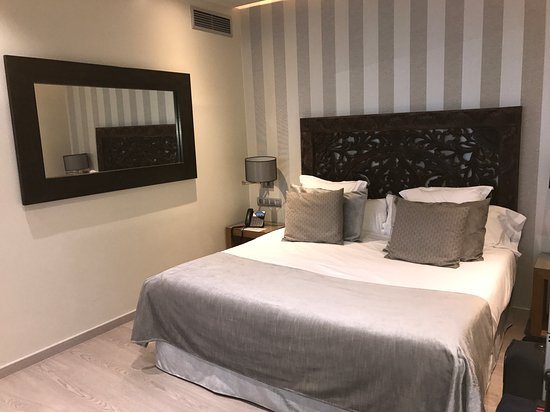 Serennia Exclusive Rooms Barcelona Catalonia — Guest room
