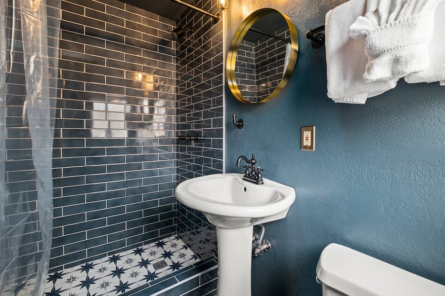Sessions Retreat Hotel — Bathroom