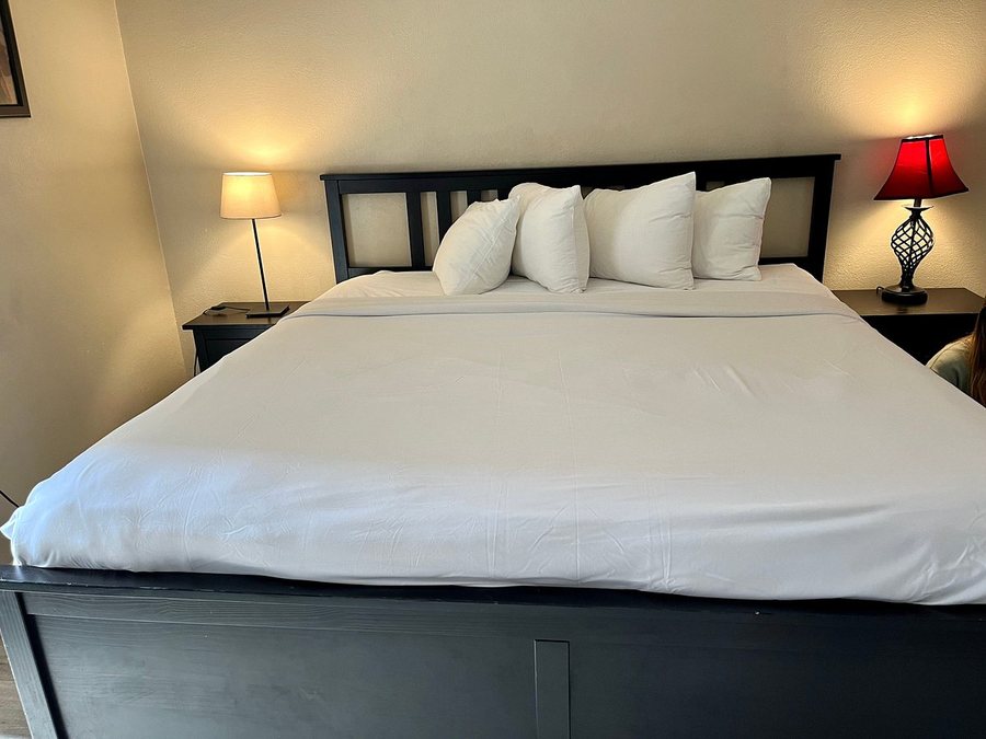 Sessions Retreat Hotel — Guest room