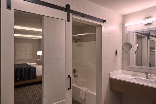 Settlers Crossing Bed and Breakfast — Bathroom