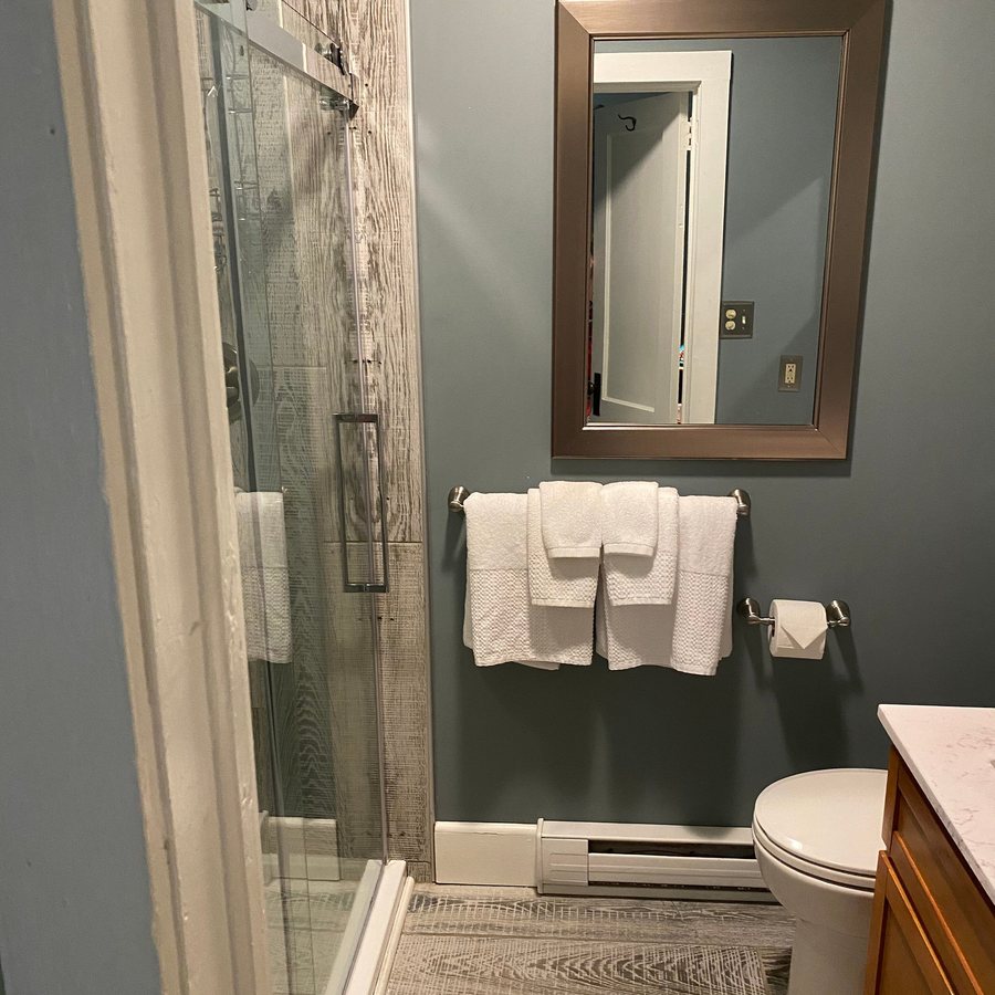 Settlers Inn — Bathroom