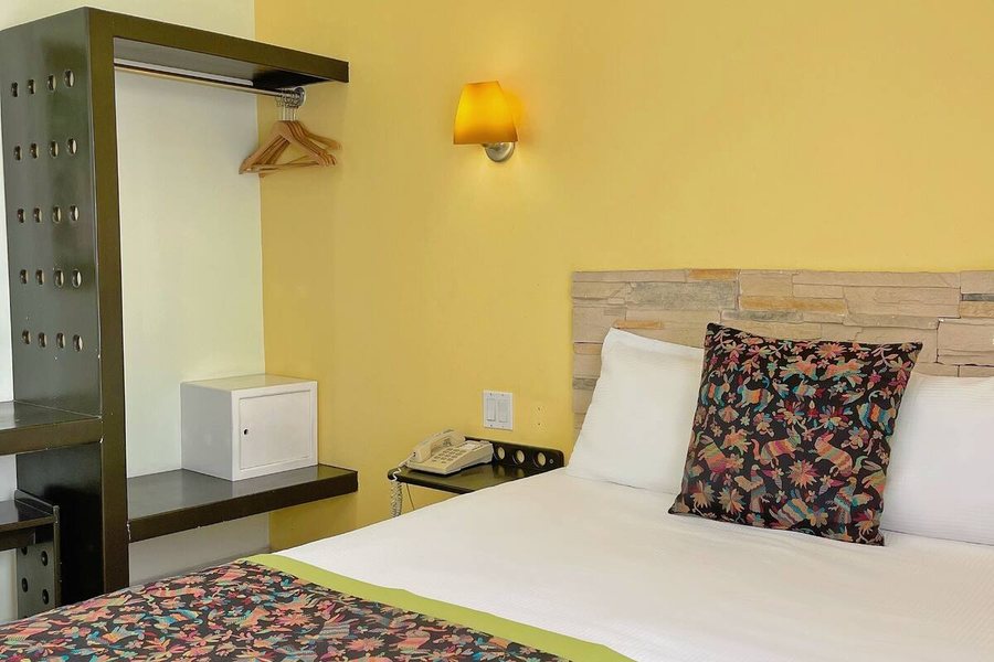 Seven Crown Express Suites — Guest room