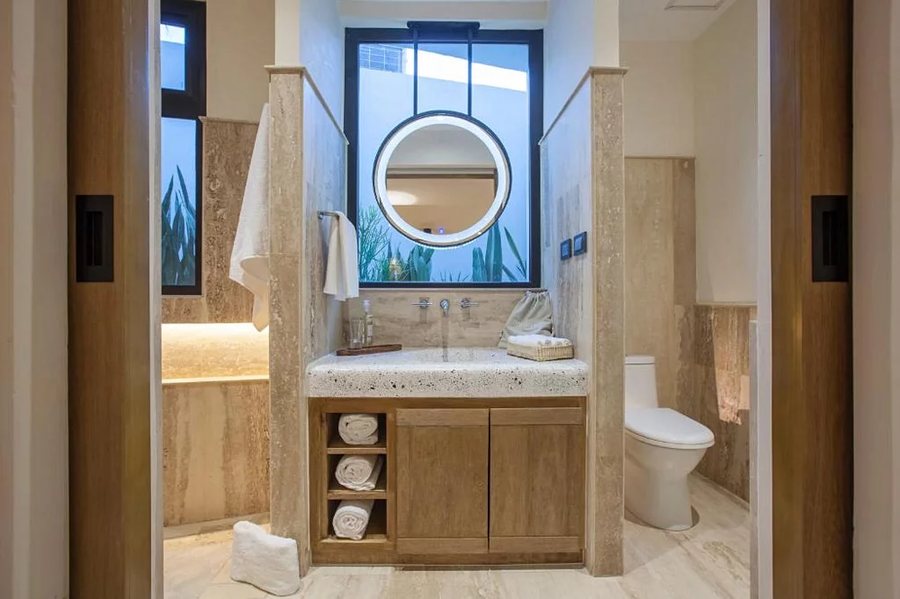 Seven Crown Malecon — Bathroom
