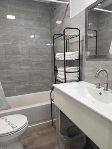 Seven Dwarfs Motel — Bathroom