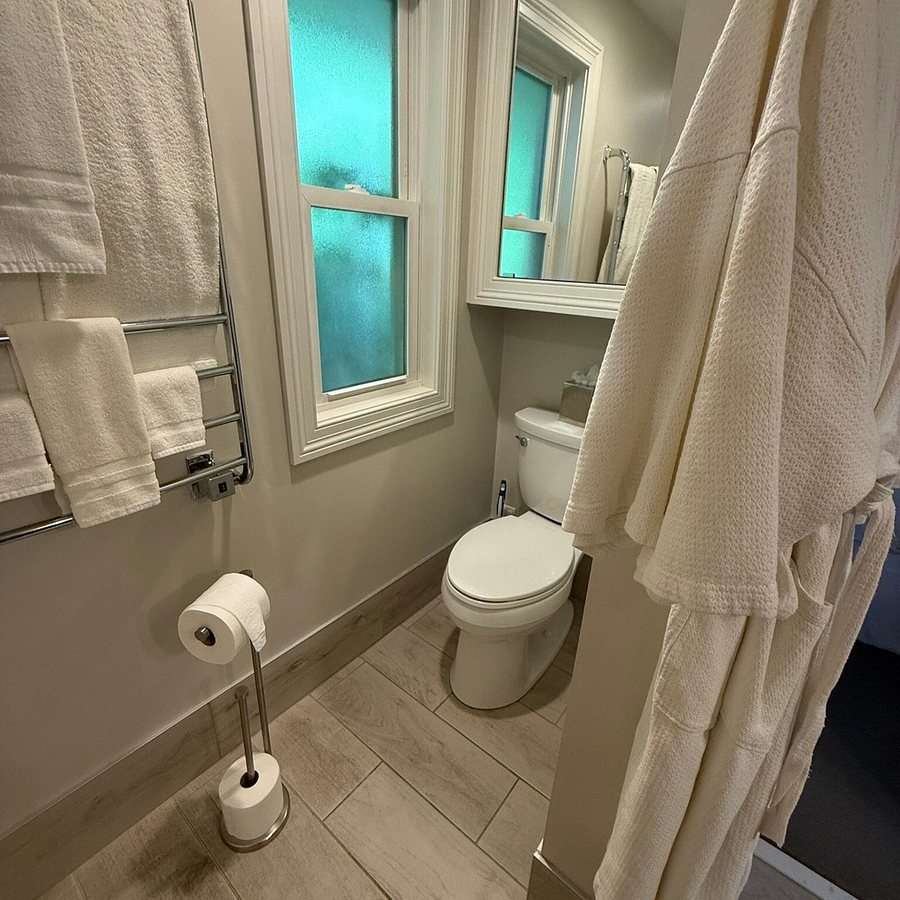 Seven Oaks Bed Breakfast — Bathroom