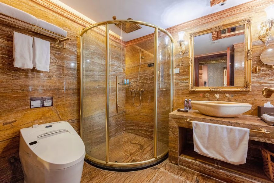 Seven Seas Hotel — Bathroom