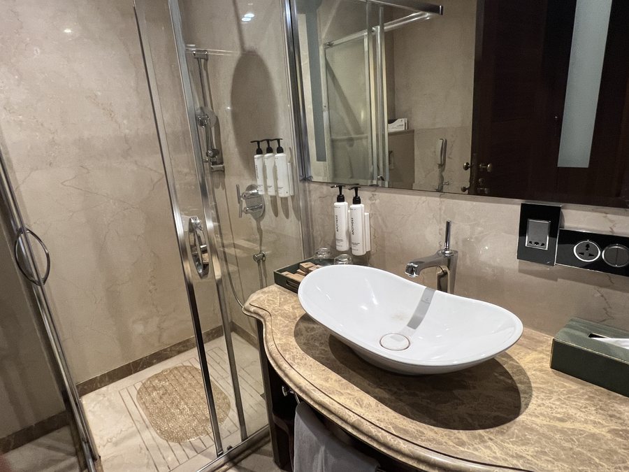 Seven Seas Hotel — Bathroom