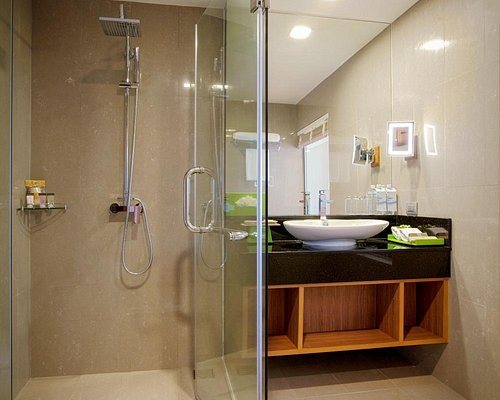 Seven Seas Hotel — Bathroom