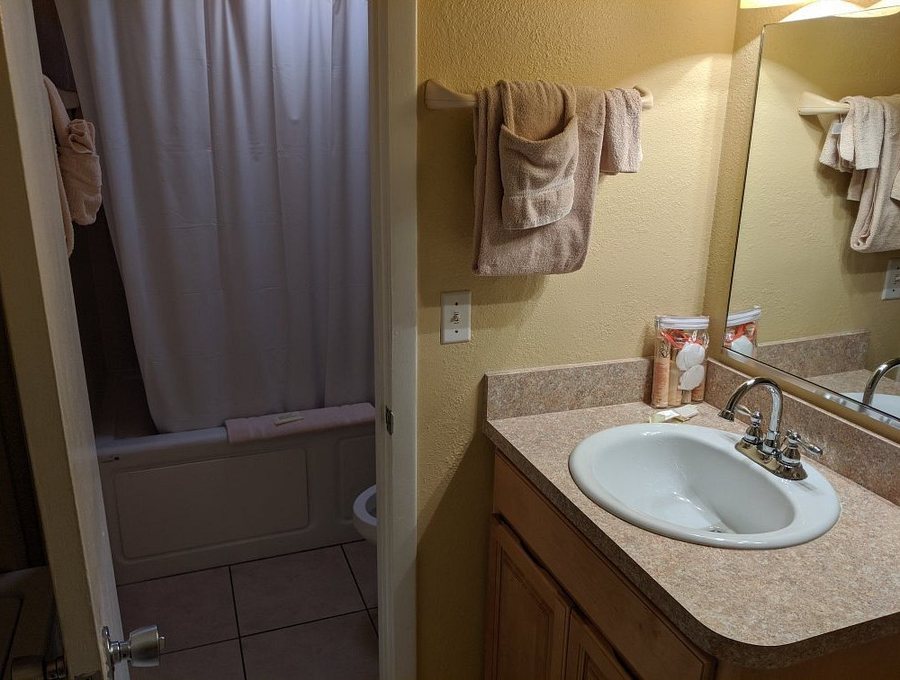 Seven Seas Resort — Bathroom
