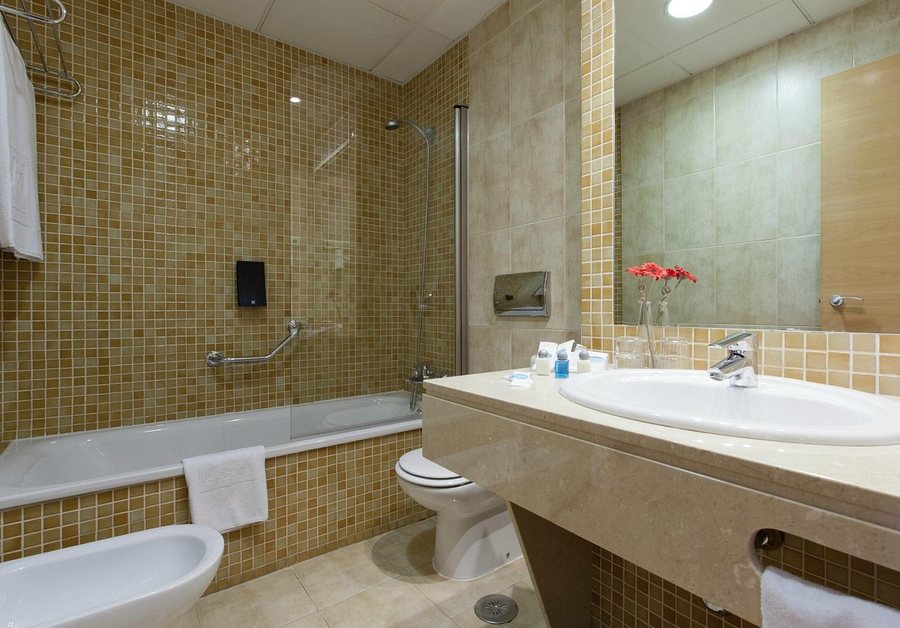 Sevilla Inn — Bathroom