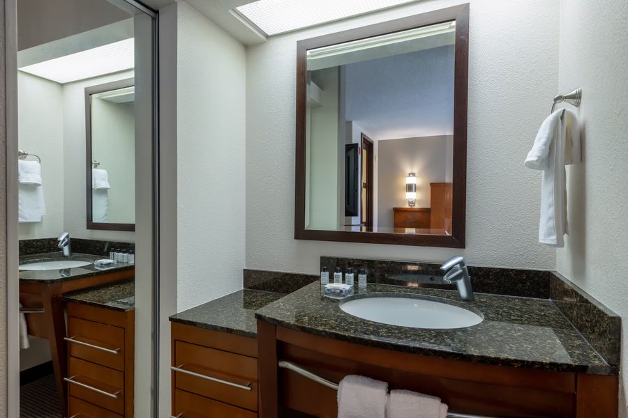 Seville Plaza Hotel Trademark Collection by Wyndham — Bathroom