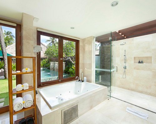 Sevn Legian — Bathroom