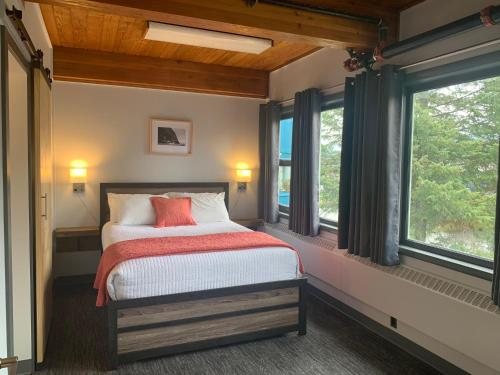 Seward Adventure Lodge — Guest room