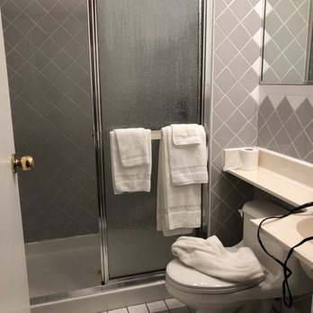 SF Plaza Hotel — Bathroom