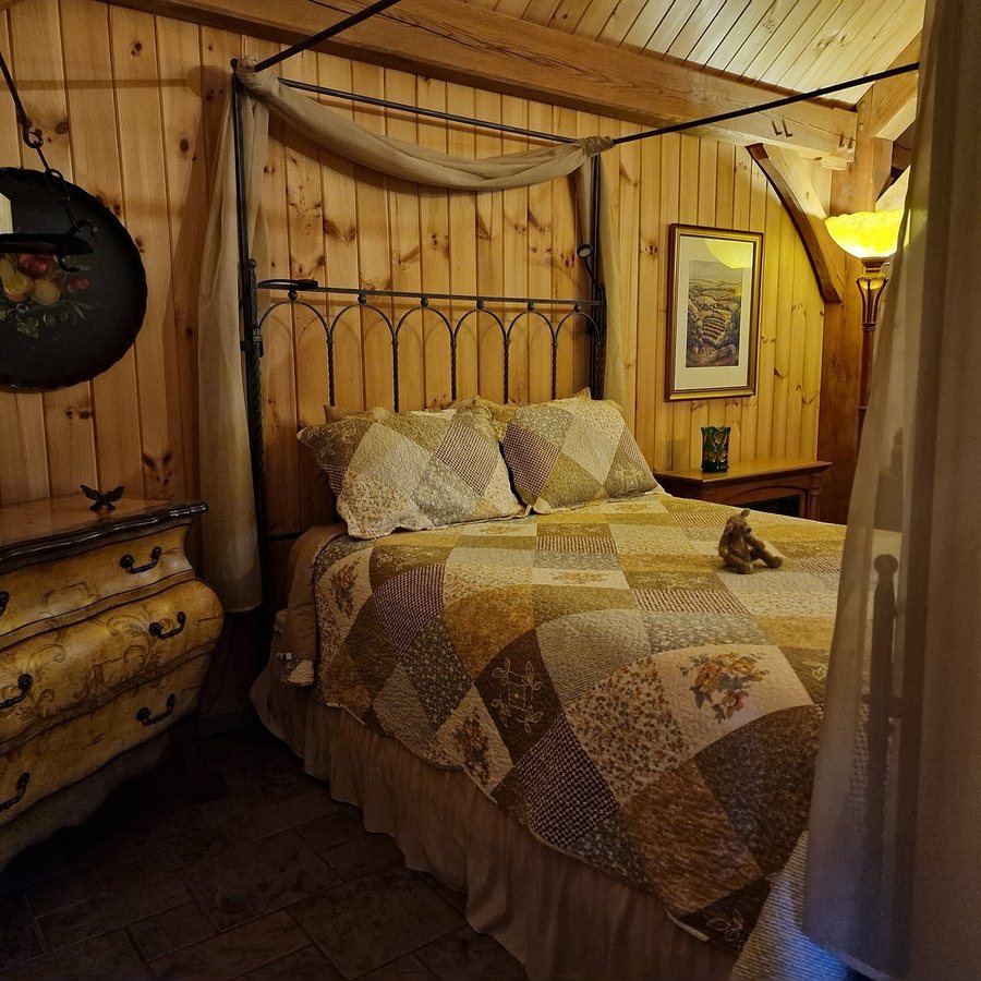 Shadow Mountain Escape — Guest room