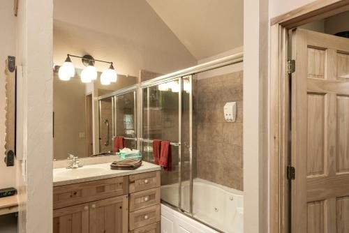 Shadow Mountain Lodge and Cabins — Bathroom