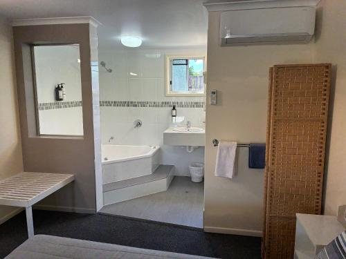 Shady Rest Motel — Bathroom