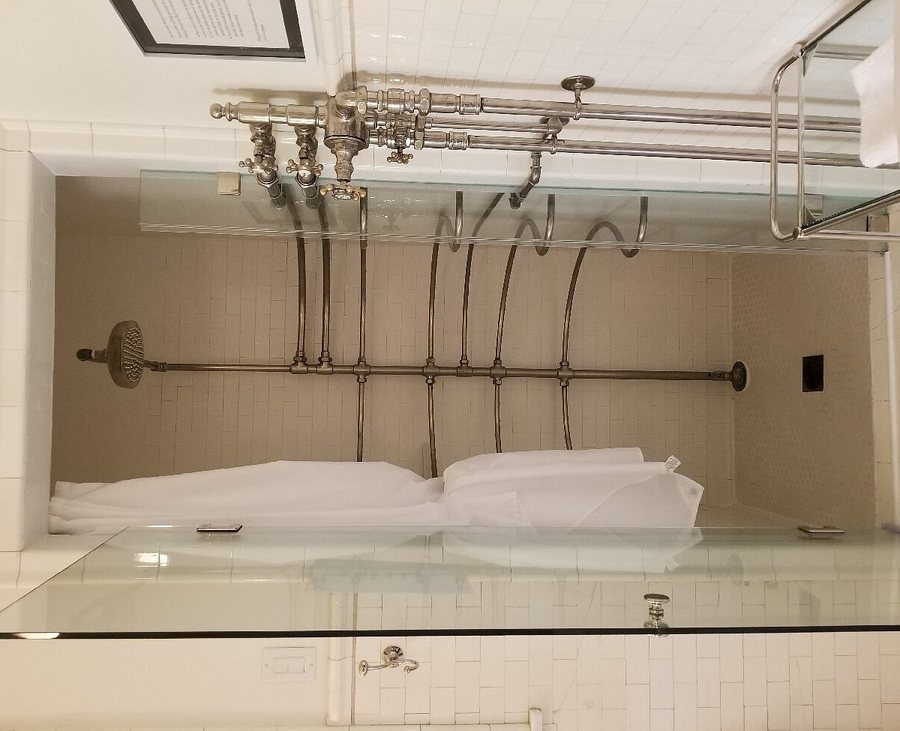 Shafer Baillie Mansion Bed and Breakfast — Bathroom
