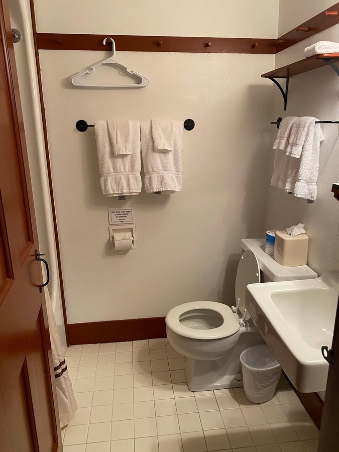 Shaker Village of Pleasant Hill The Inn — Bathroom